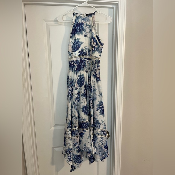 Elliatt Flourish Blue Floral Print Midi Dress - Picture 2 of 5